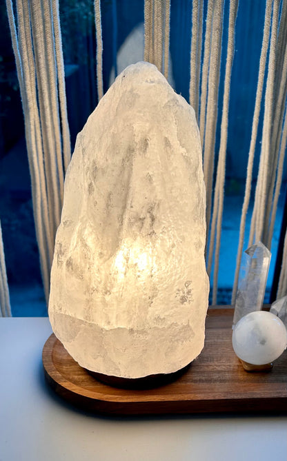 Lampe de sel blanche sur socle en bois