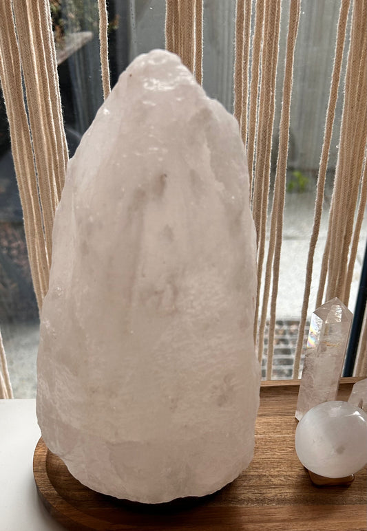 Lampe de sel blanche sur socle en bois