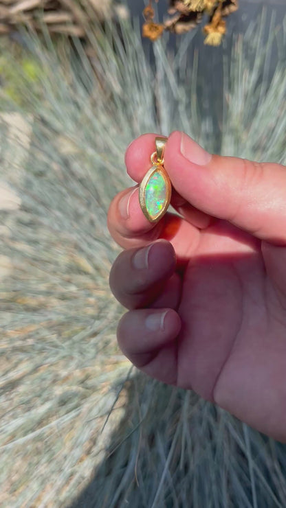 Pendentifs en opale – quatre pièces uniques