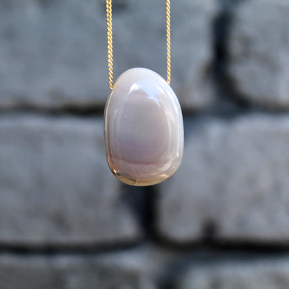 Pendentif en pierre d'agate roulée percée avec lanière en cuir