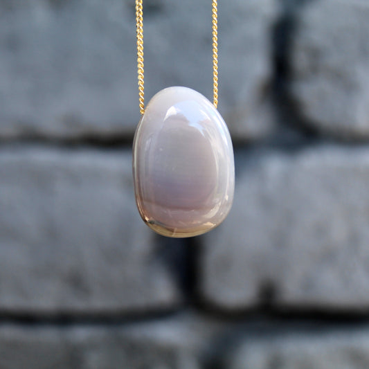 Pendentif en pierre d'agate roulée percée avec lanière en cuir
