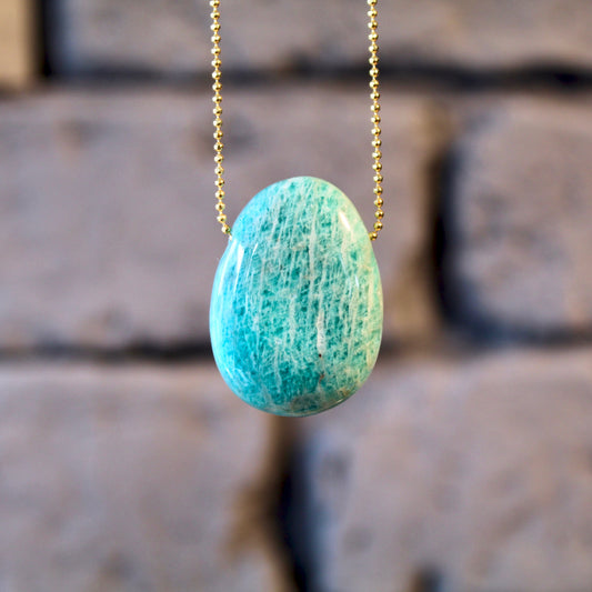 Pendentif en pierre roulée d'Amazonite percé avec lanière en cuir