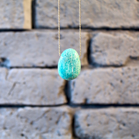 Pendentif en pierre roulée d'Amazonite percé avec lanière en cuir