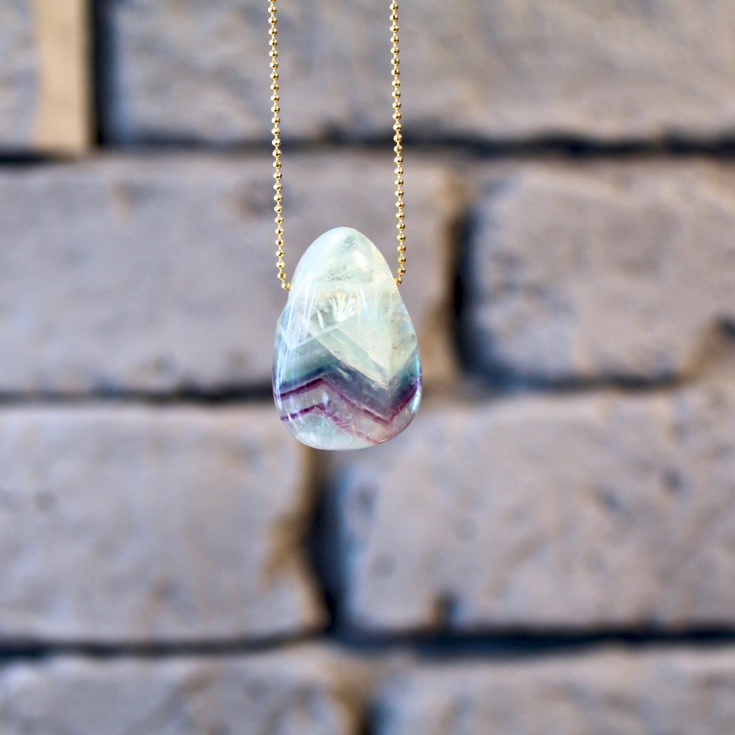 Pendentif en pierre roulée de fluorite avec cordon en cuir