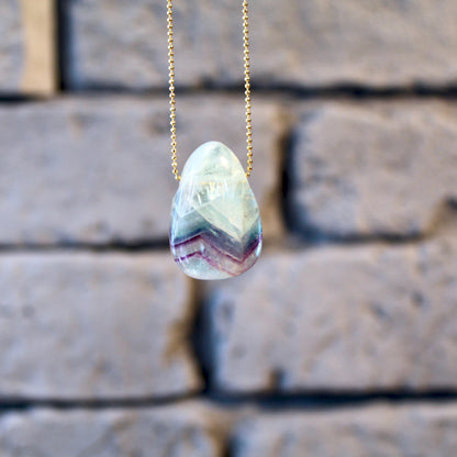 Pendentif en pierre roulée de fluorite avec cordon en cuir
