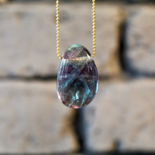 Pendentif en pierre roulée de fluorite avec cordon en cuir