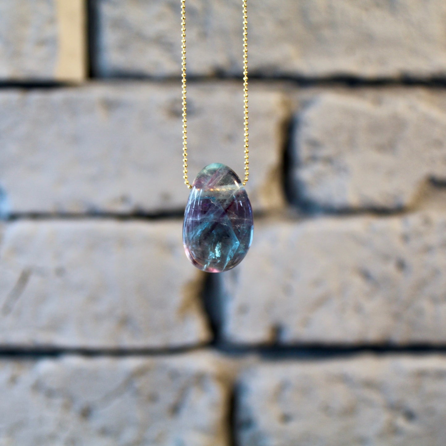 Pendentif en pierre roulée de fluorite avec cordon en cuir