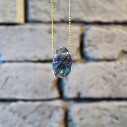 Pendentif en pierre roulée de fluorite avec cordon en cuir