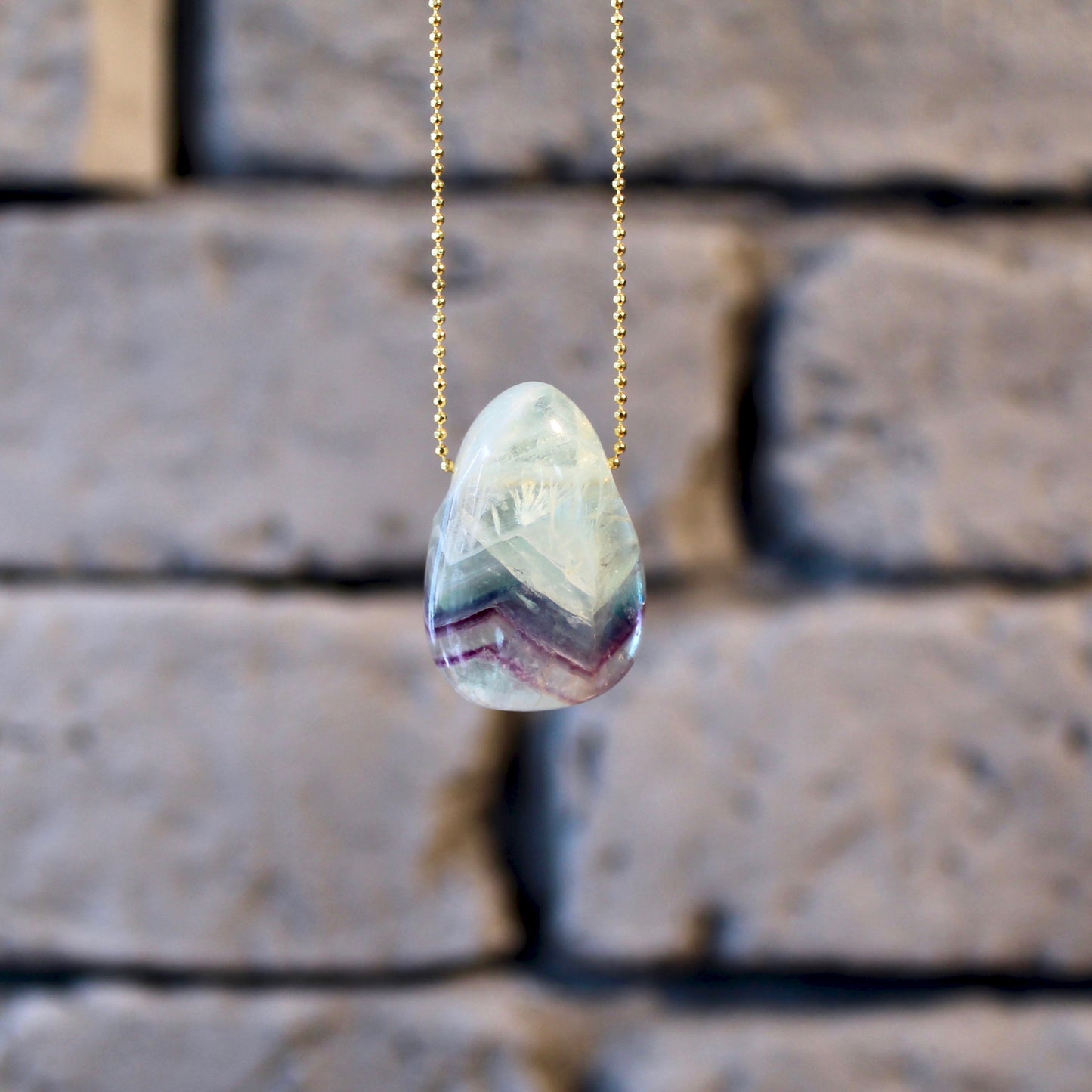 Pendentif en pierre roulée de fluorite avec cordon en cuir