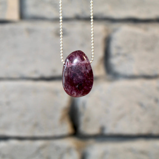 Pendentif en pierre roulée de fluorite avec cordon en cuir