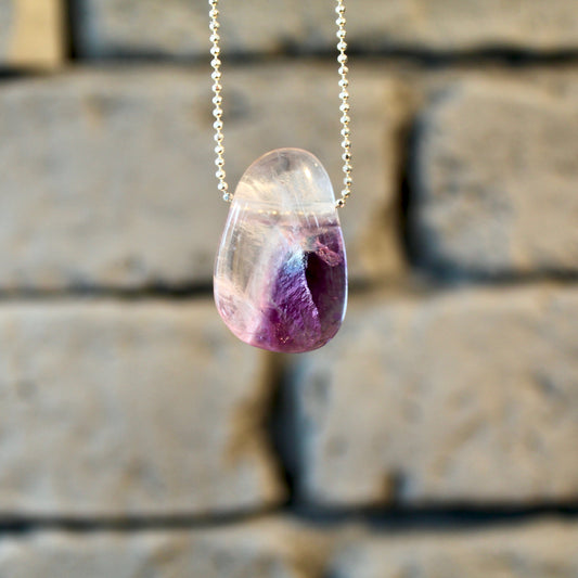 Pendentif en pierre roulée de fluorite avec cordon en cuir