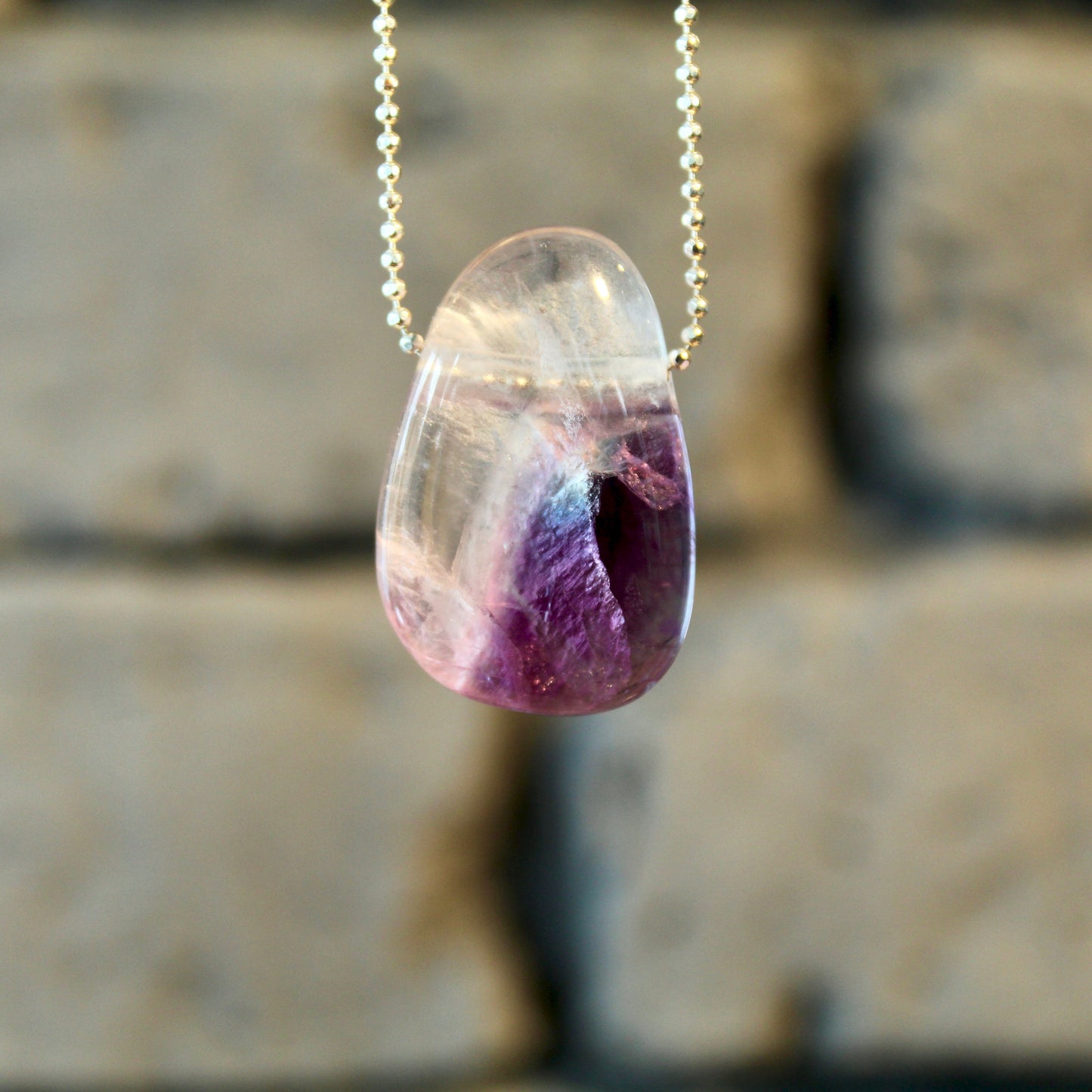 Pendentif en pierre roulée de fluorite avec cordon en cuir