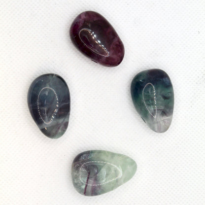 Pendentif en pierre roulée de fluorite avec cordon en cuir