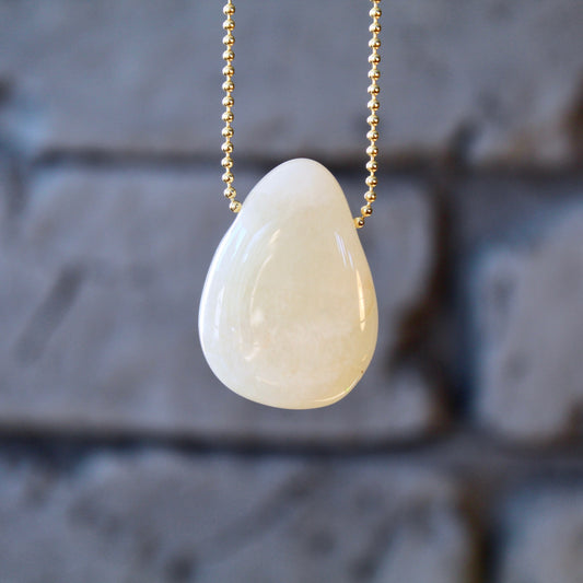 Pendentif en pierre de lune percé avec lanière en cuir