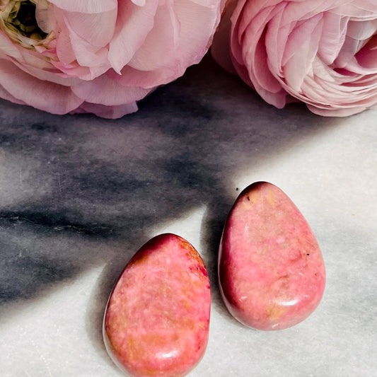 Pendentif en pierre roulée de rhodonite percé avec bracelet en cuir