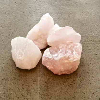 Ensemble de cristaux bruts de quartz rose