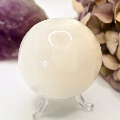 Sphère de sélénite avec support en plexiglas